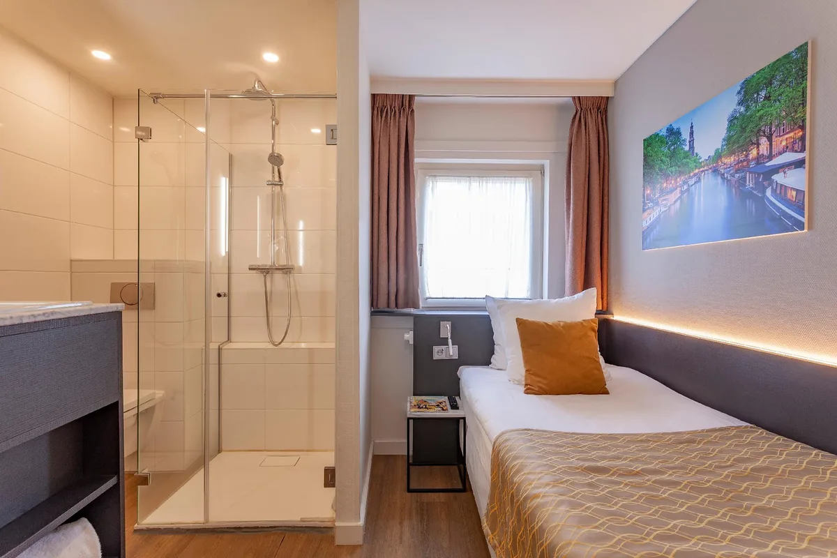 Avenue Hotel — 4