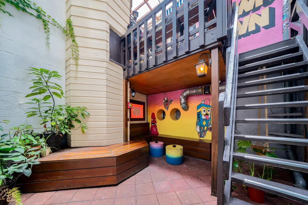 The Flying Pig Downtown Hostel — 3