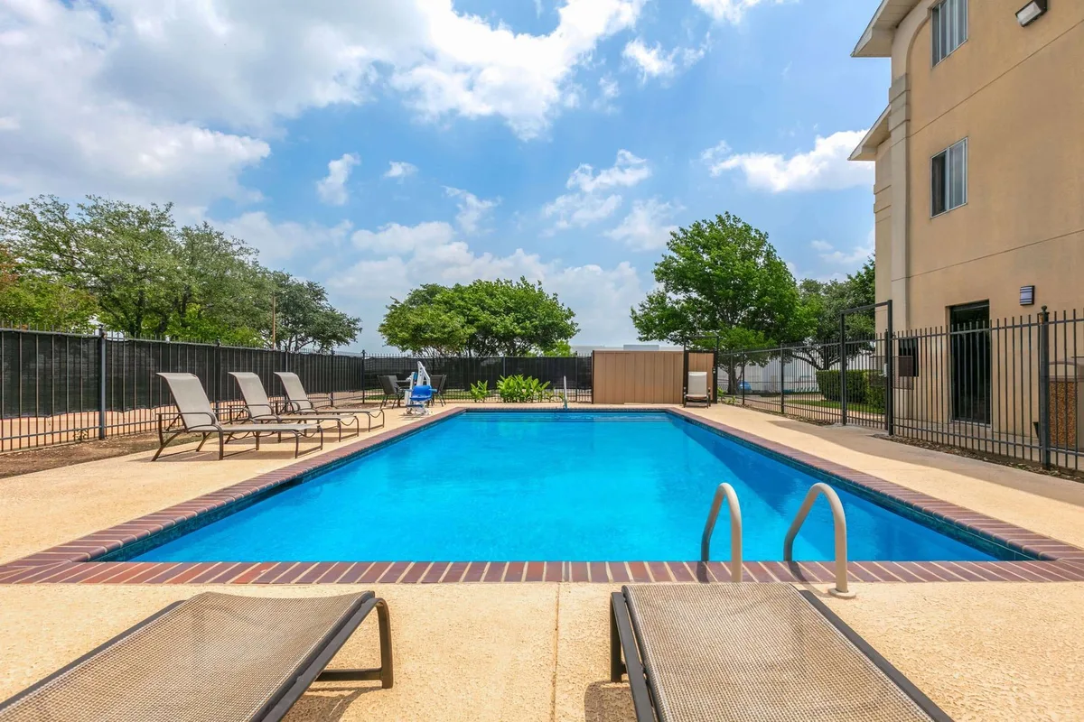 Super 8 by Wyndham Grapevine/DFW Airport Northwest — 4