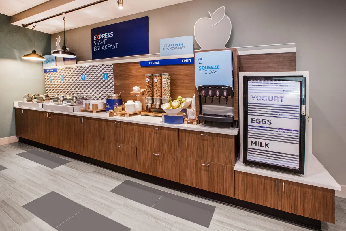 Holiday Inn Express & Suites Dallas Market Ctr - Love Field by IHG — 3