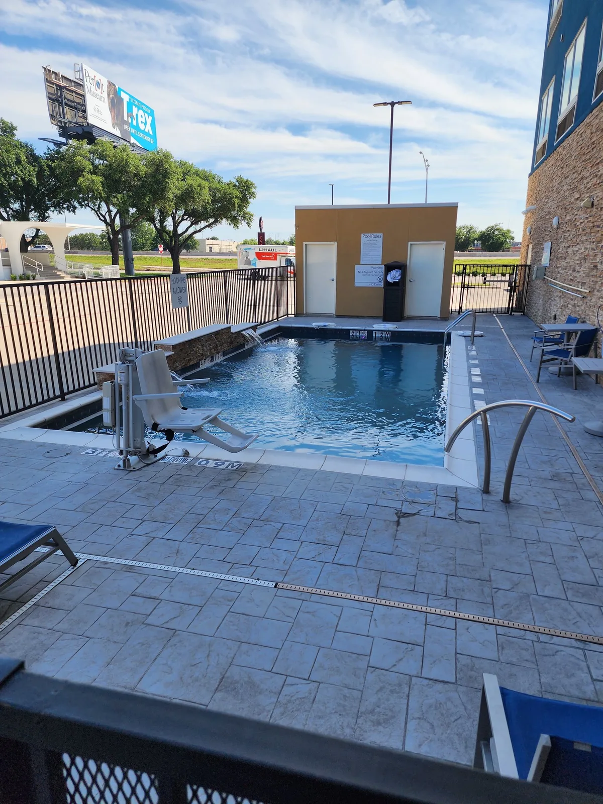 Holiday Inn Express & Suites Dallas Market Ctr - Love Field by IHG — 4