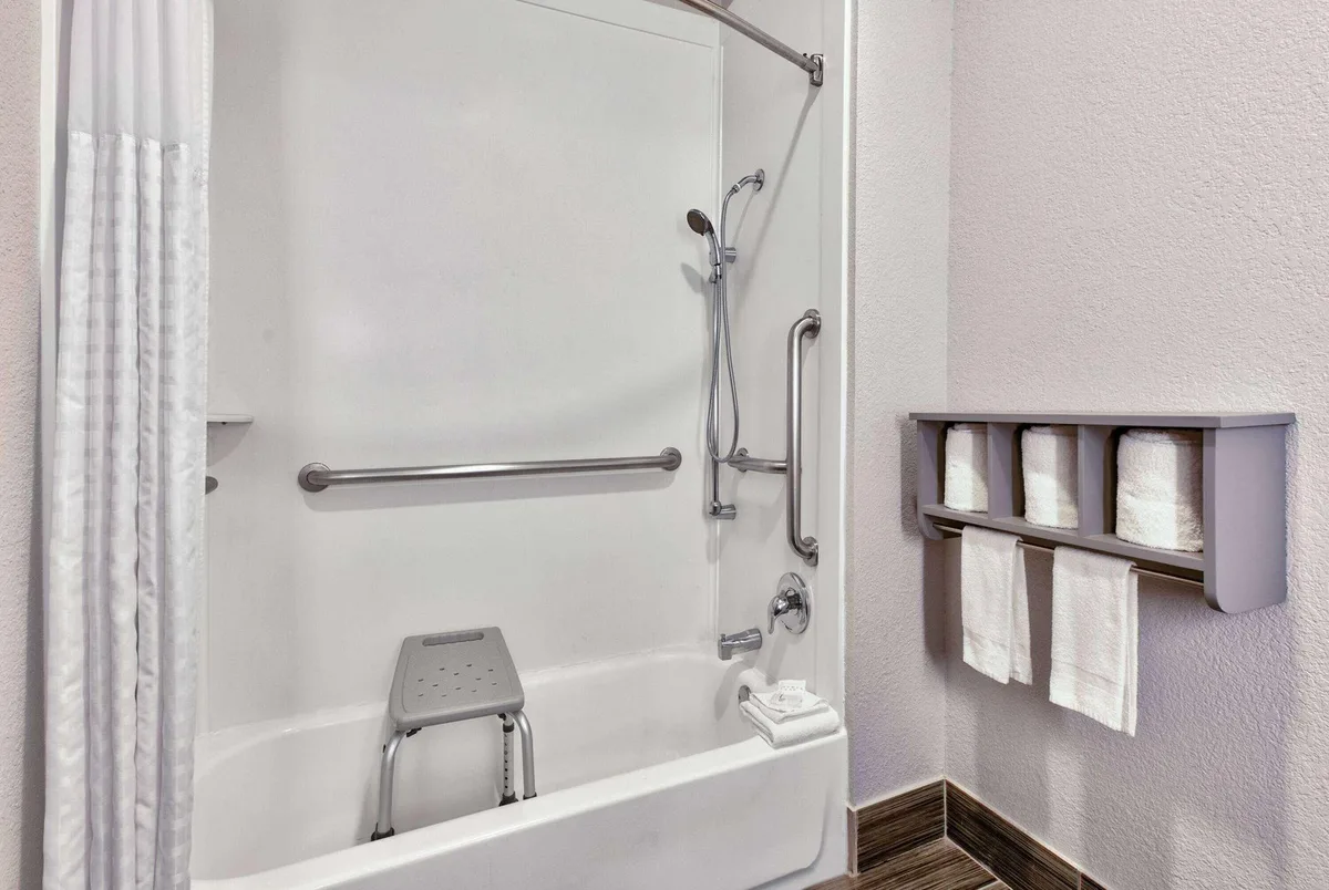 La Quinta Inn & Suites by Wyndham Dallas - Las Colinas — 2