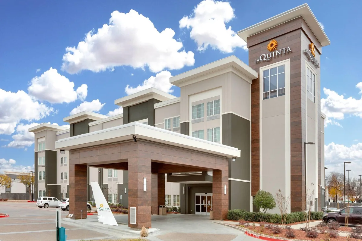 La Quinta Inn & Suites by Wyndham Dallas Love Field — 2