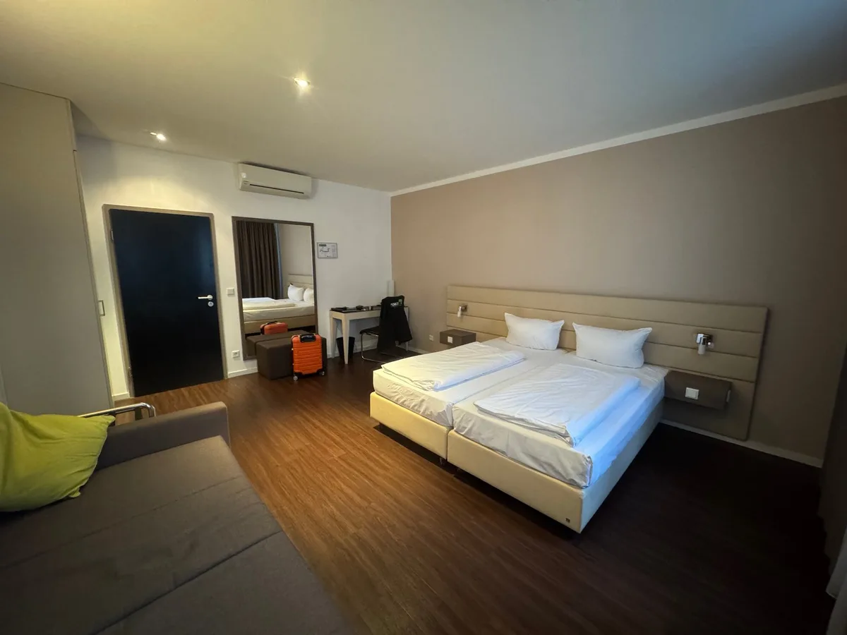Manhattan Hotel — 2