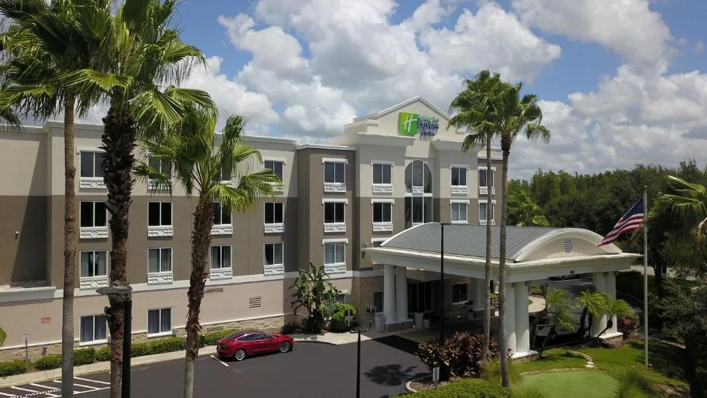 Holiday Inn Express and Suites Tampa I-75 at Bruce B. Downs by IHG — 3