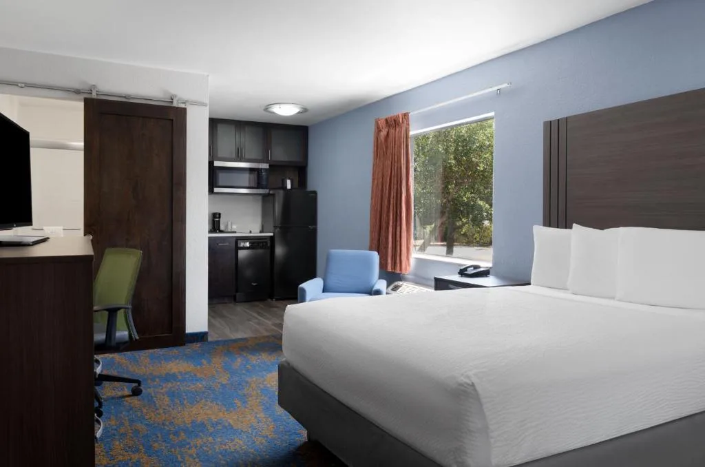 Hotel South Tampa & Suites — 4