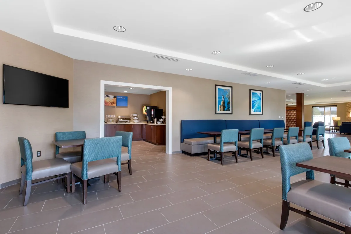 Comfort Inn and Suites - Crossplex Village — 3
