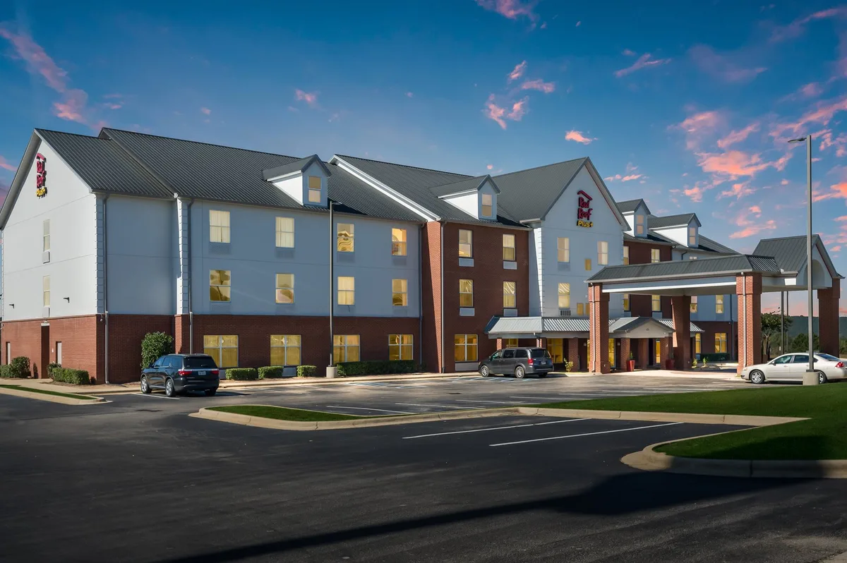 Red Roof PLUS+ & Suites Birmingham – Bessemer — 2