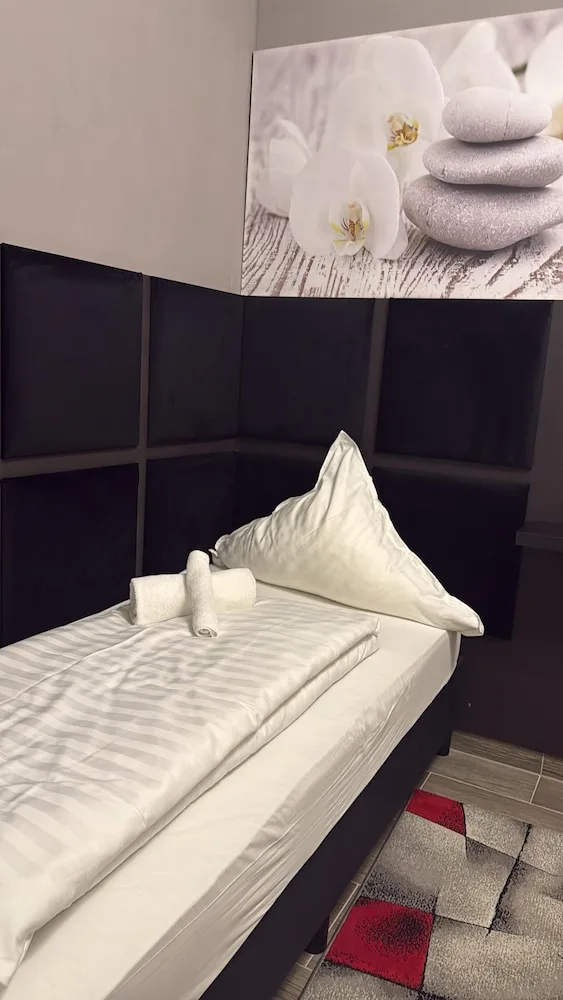 Niehler Hotel — 5