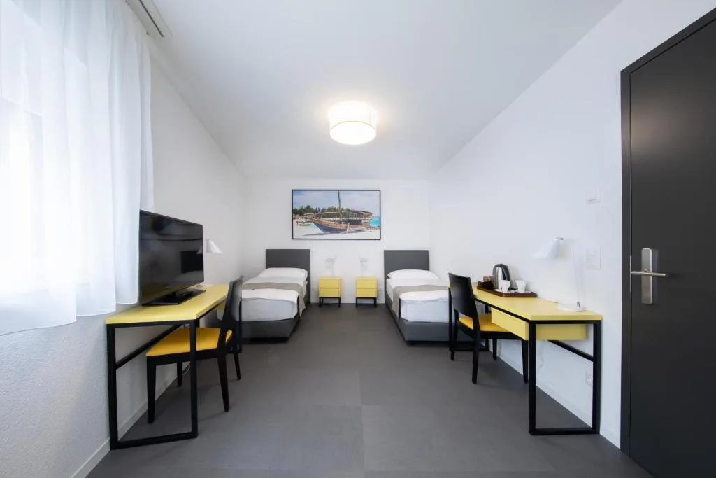 "The Freddie Mercury" Hotel — 5
