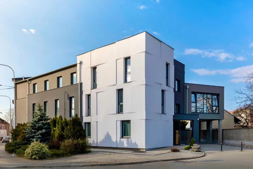 4 SMART HOTEL — 2