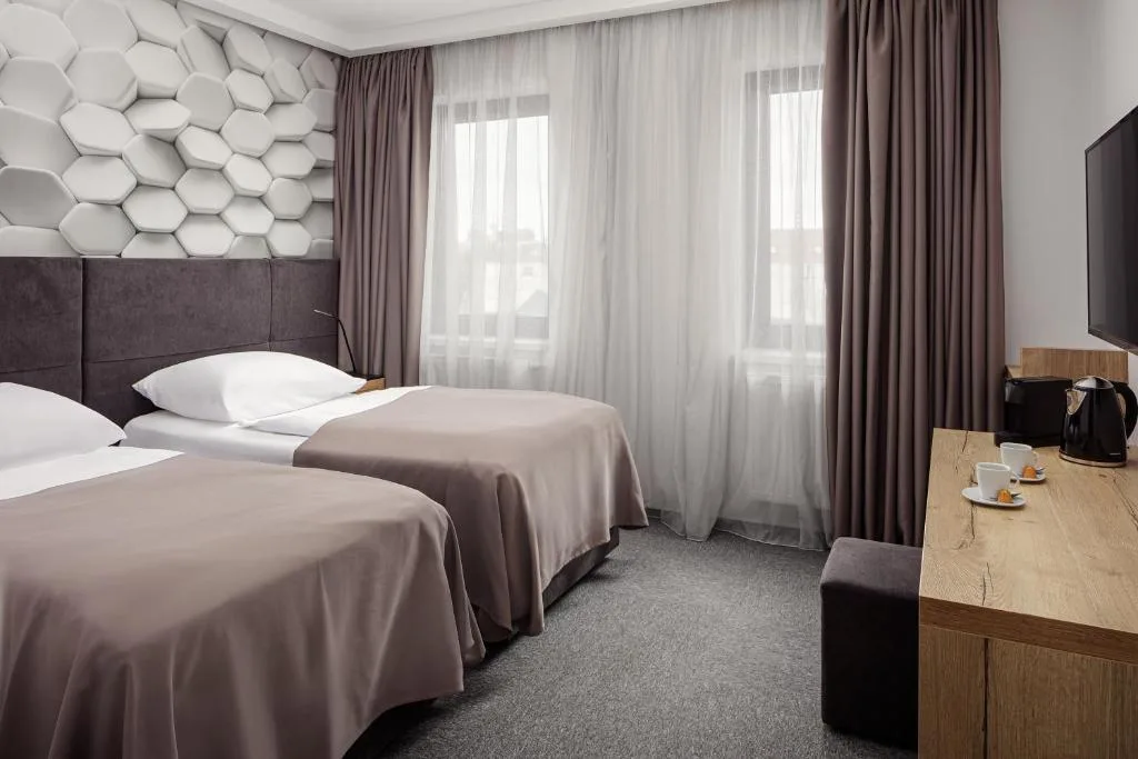 4 SMART HOTEL — 3