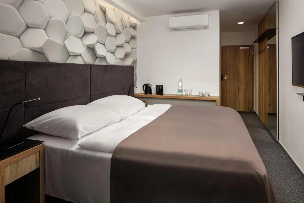 4 SMART HOTEL — 4
