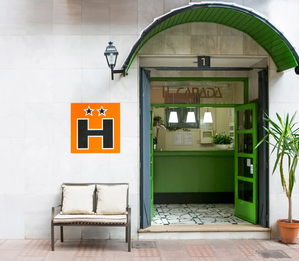HOTEL CANADA — 4