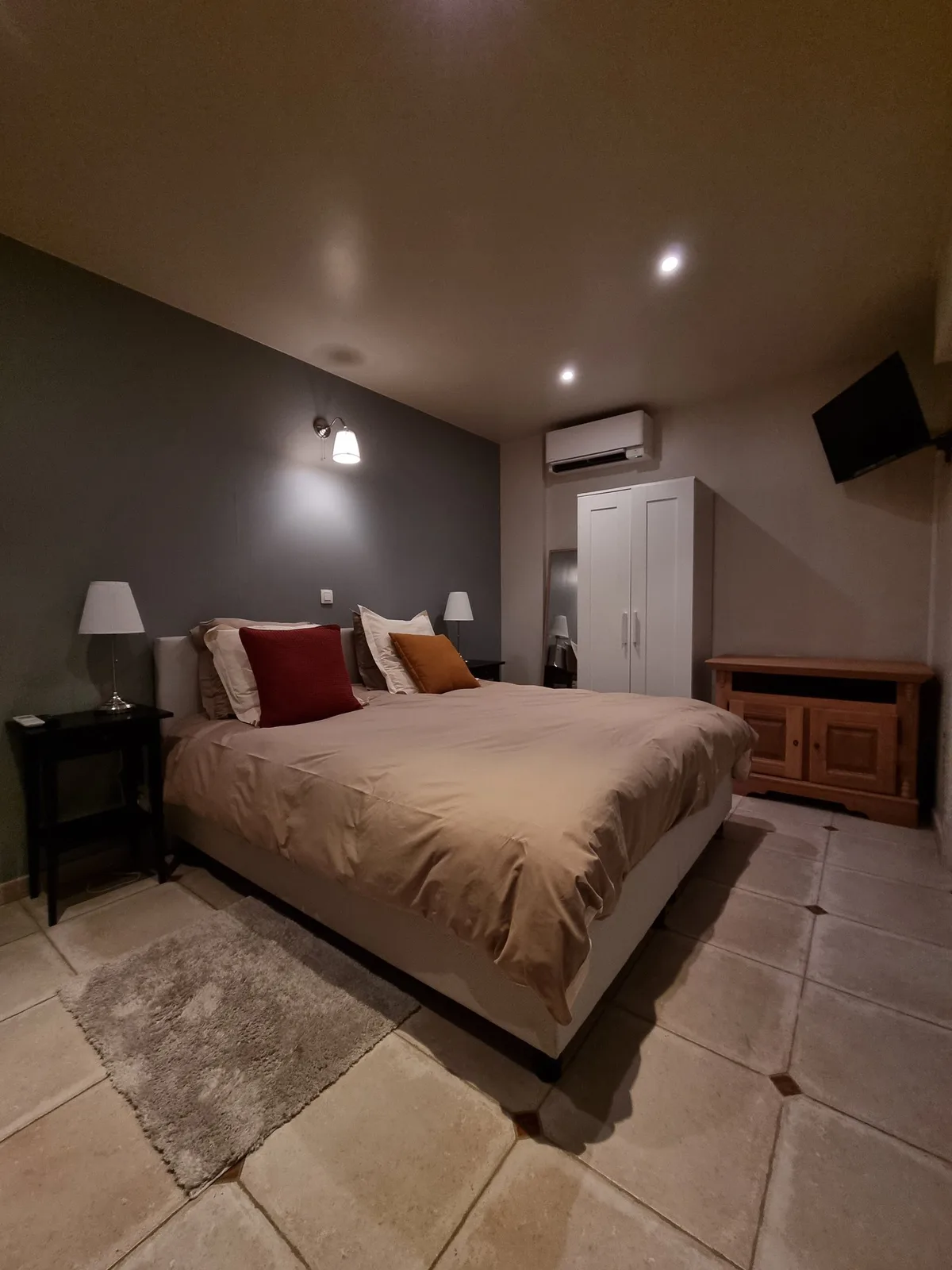 B&B Laurus — 3