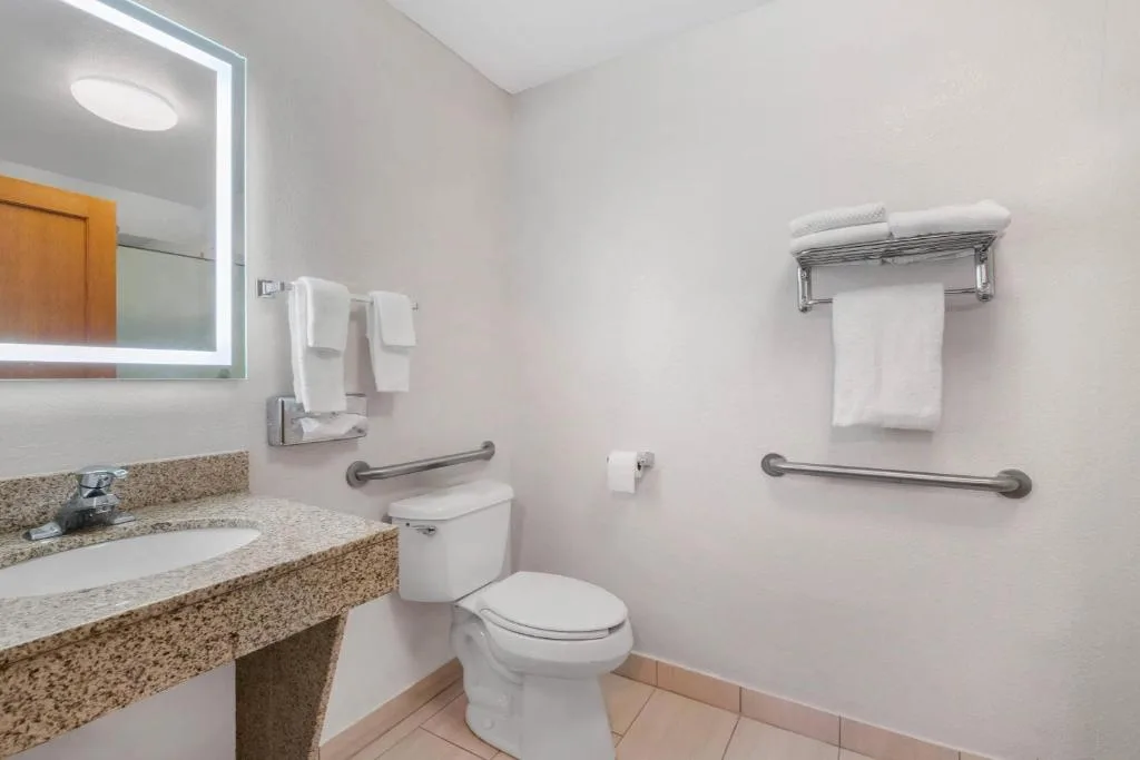 Comfort Inn & Suites Sheboygan I-43 — 2