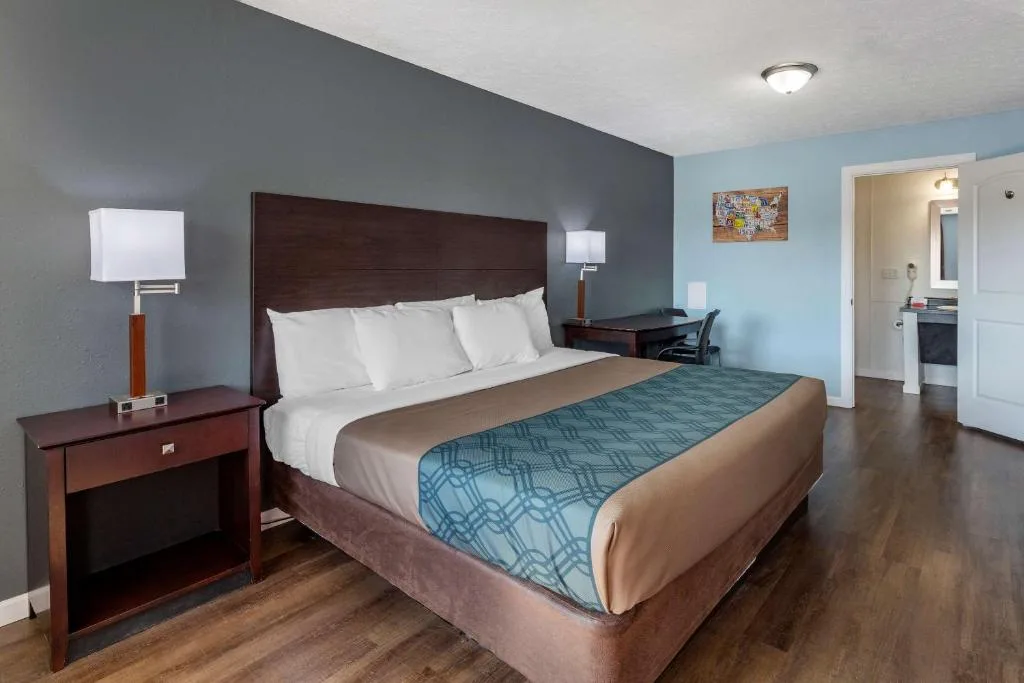 Econo Lodge Inn & Suites Sandusky South — 2