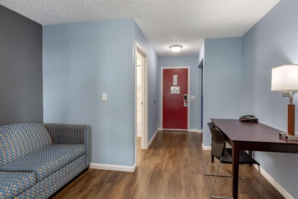 Econo Lodge Inn & Suites Sandusky South — 5