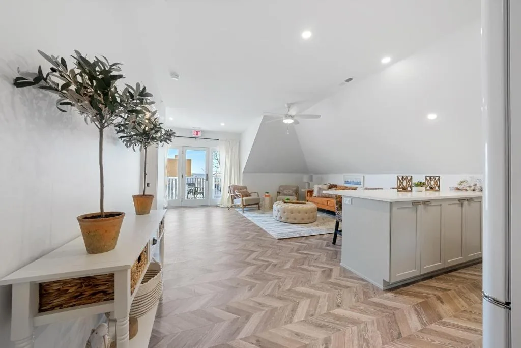 Presidential Suite Sandusky Waterfront Area — 2