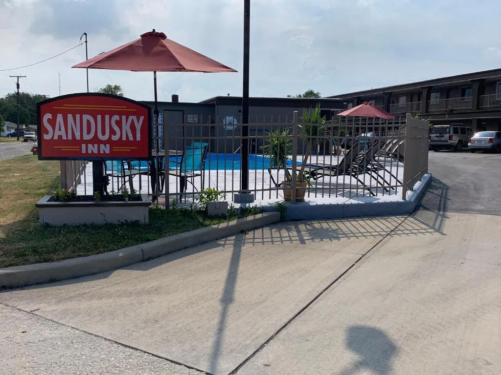 Sandusky Inn — 4