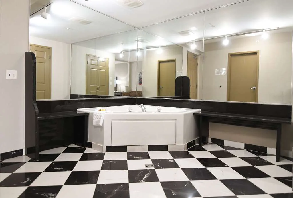 Best Western Plus Sandusky Hotel & Suites — 2