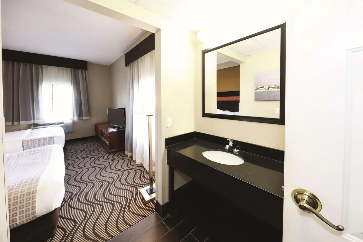 La Quinta Inn by Wyndham Sandusky near Cedar Point — 5