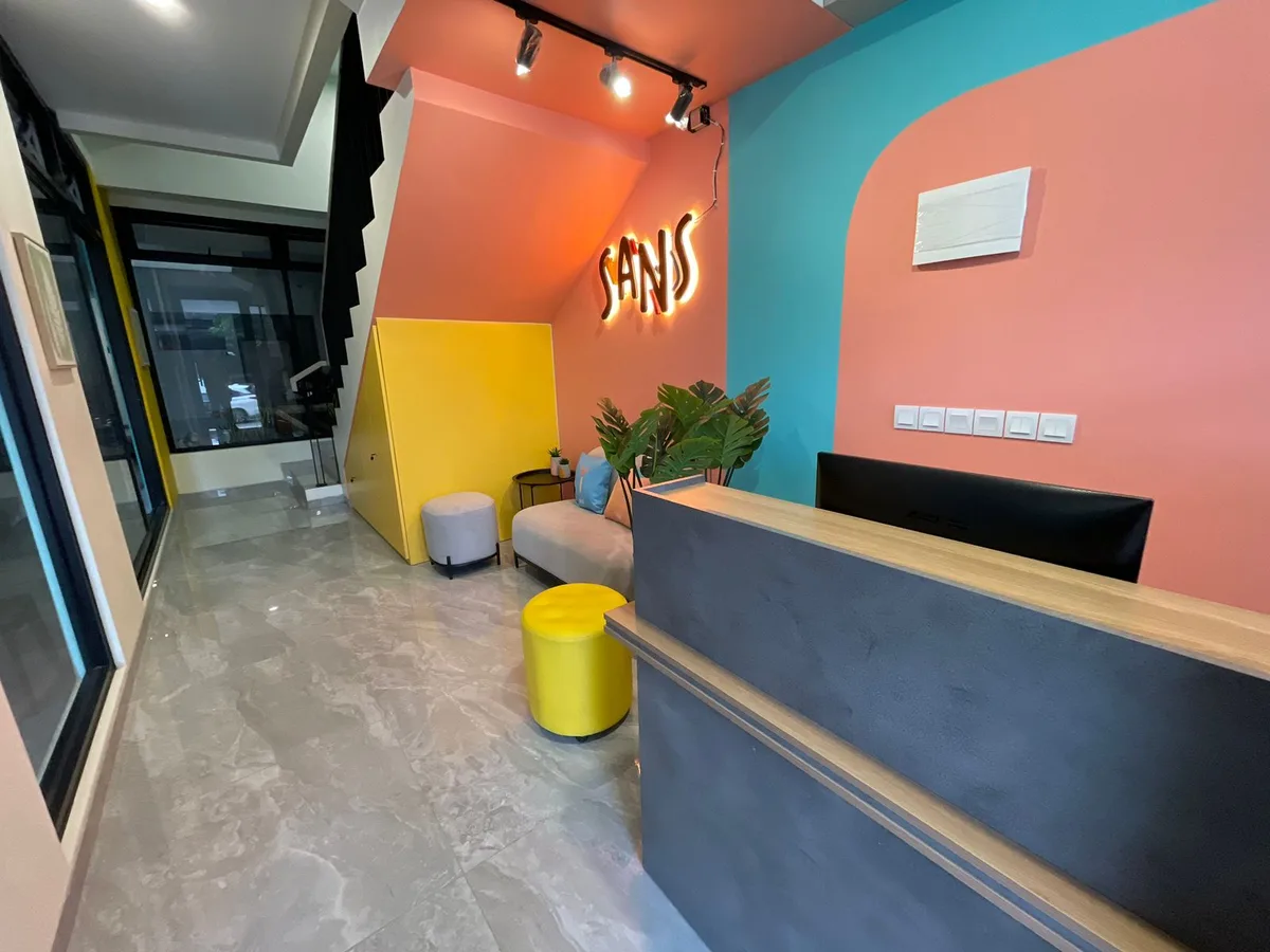 Sans Hotel Clover Ace Surabaya — 2