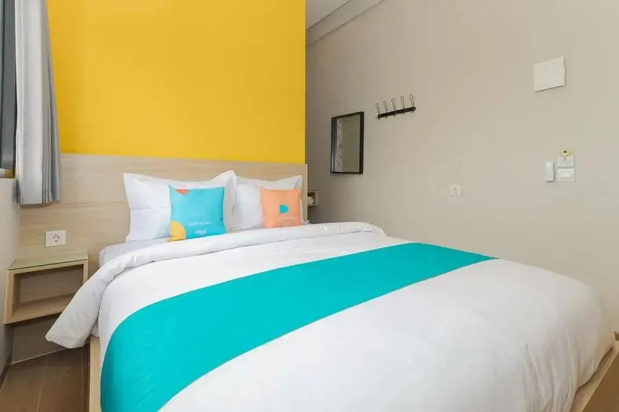 Sans Hotel Clover Ace Surabaya — 3