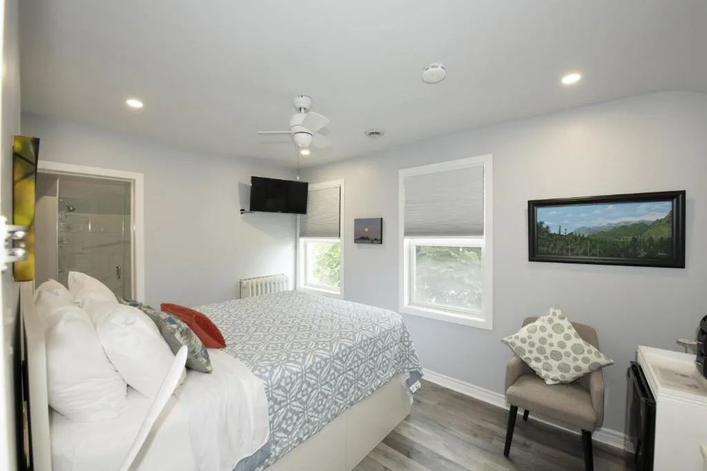 Serene Niagara Inn — 4