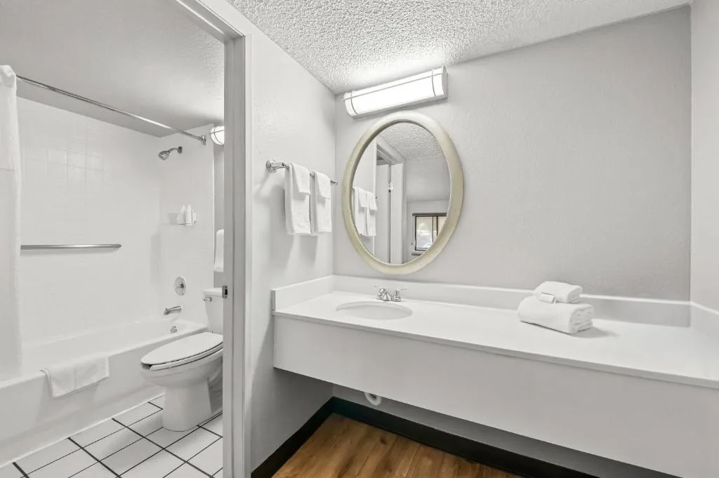 Days Inn by Wyndham Buena Park Anaheim — 3