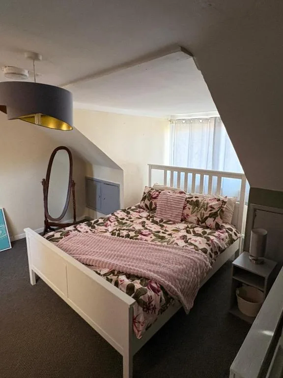 stylish new house sleeps 5 max — 2