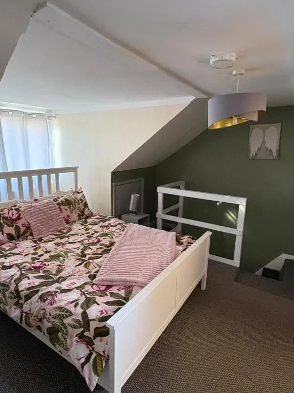 stylish new house sleeps 5 max — 5