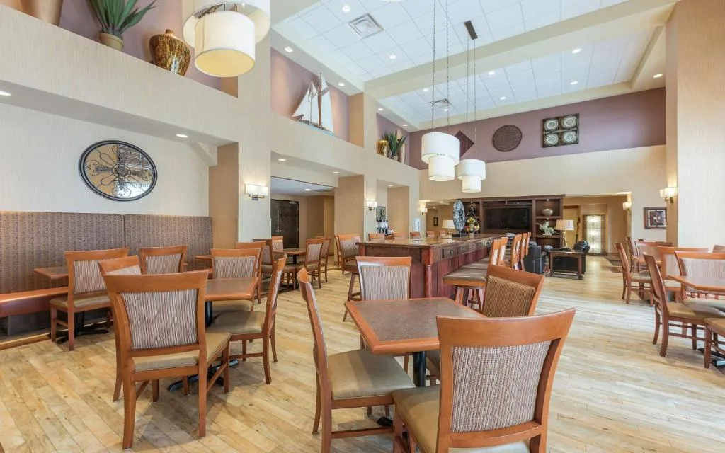 Hampton Inn & Suites by Hilton Moncton — 5