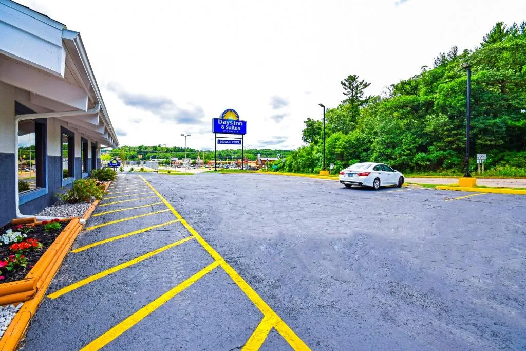 Days Inn & Suites by Wyndham Wisconsin Dells — 4