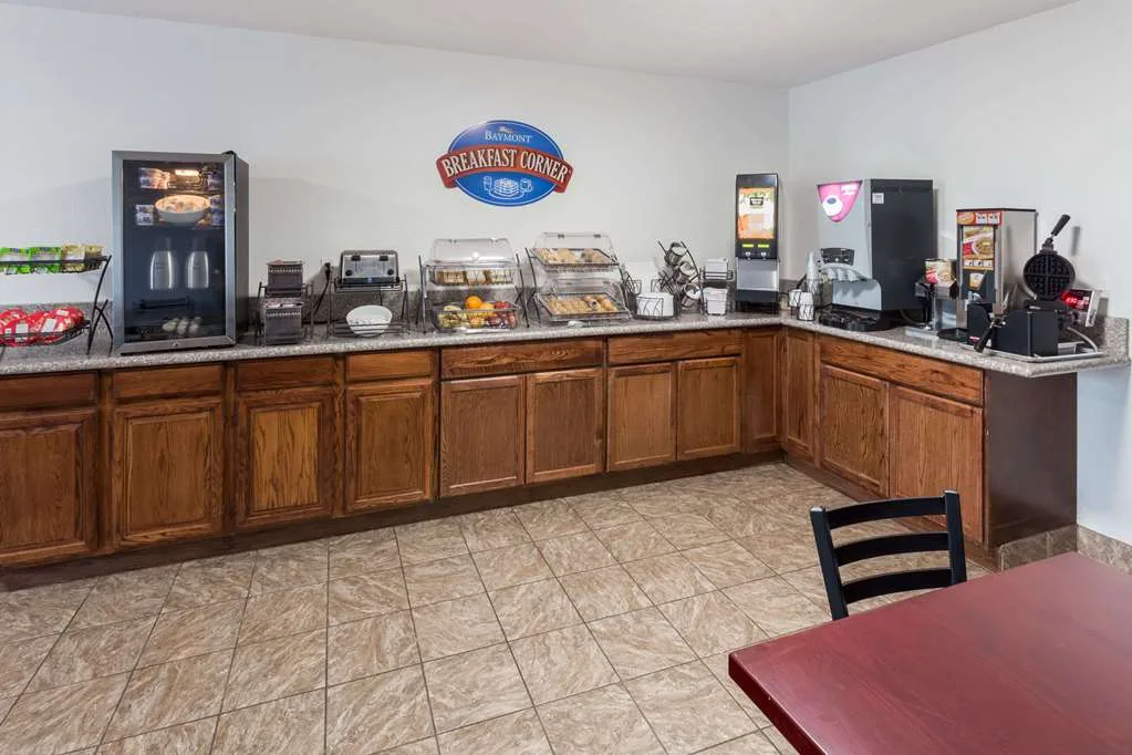 Econo Lodge Inn & Suites Wisconsin Dells — 3