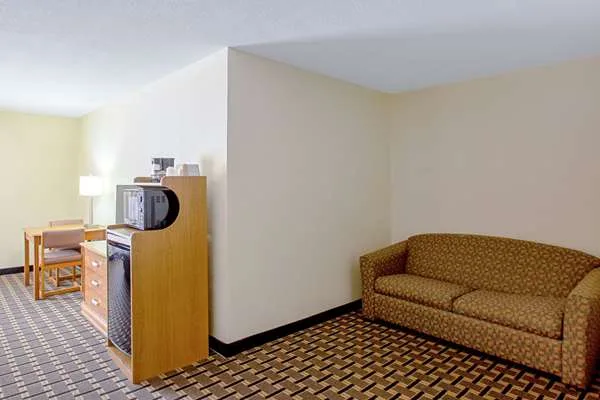 Econo Lodge Inn & Suites Wisconsin Dells — 5