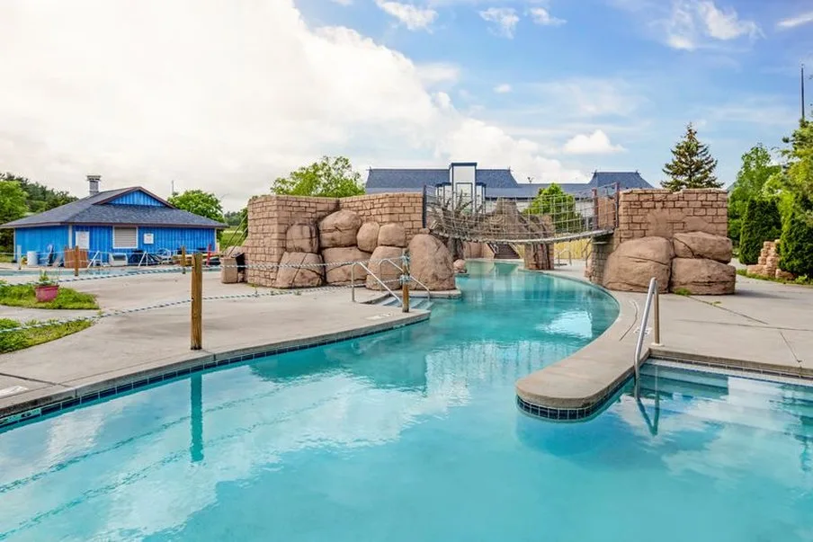 Polynesian Hotel & Suites Wisconsin Dells