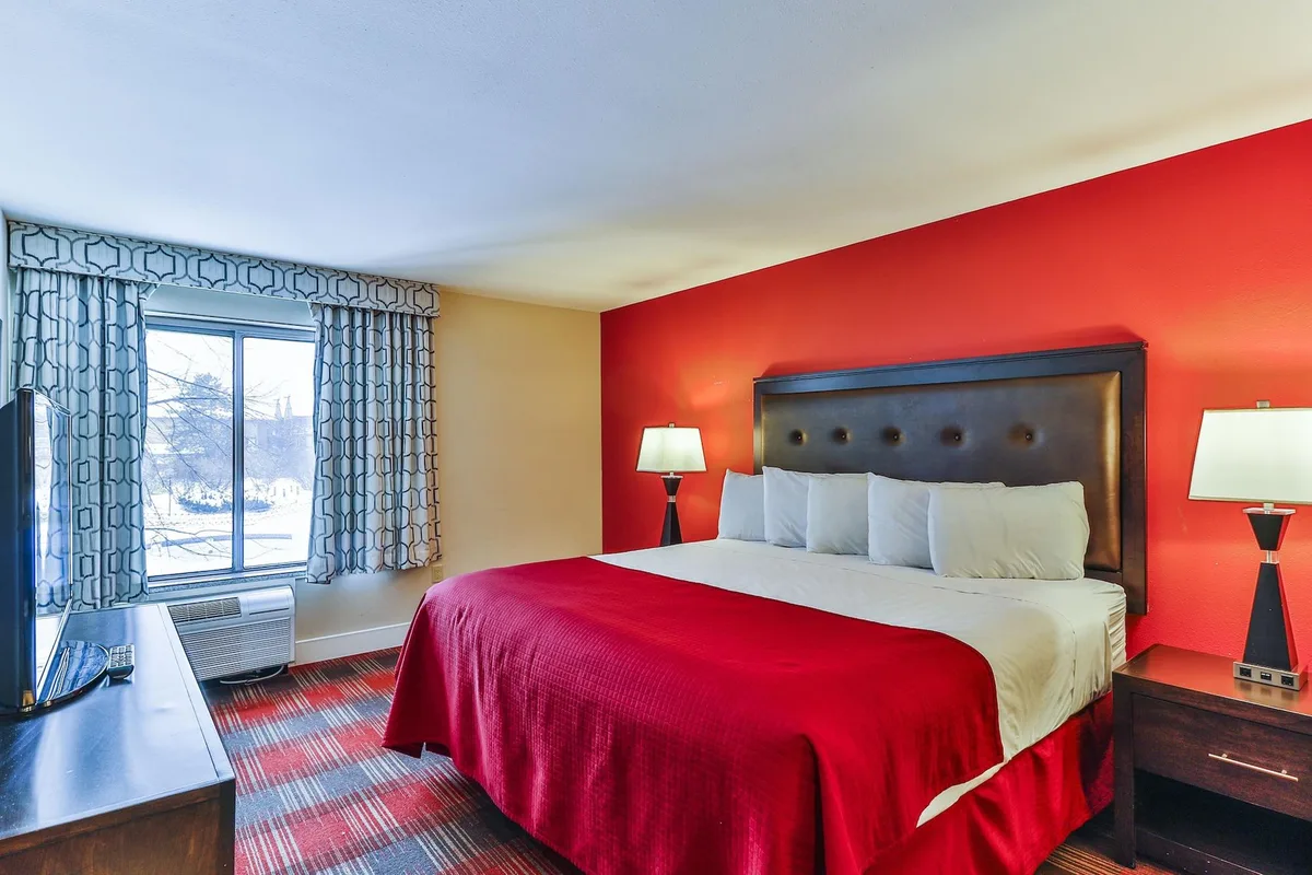 Polynesian Hotel & Suites Wisconsin Dells — 3