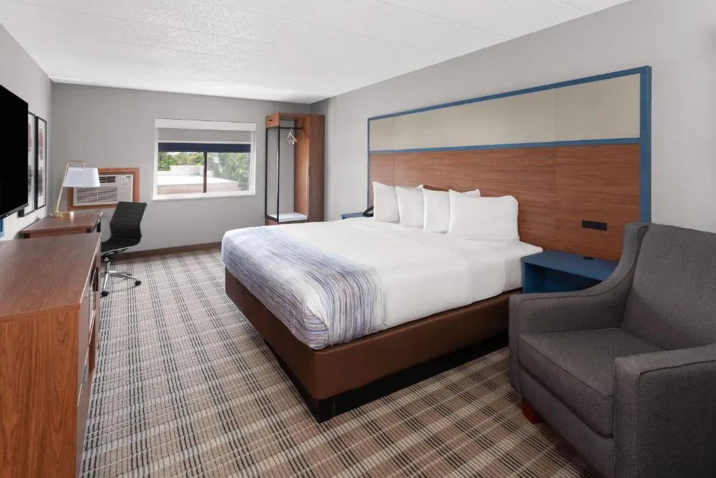 AmericInn & Suites by Wyndham Baraboo Event Center — 2