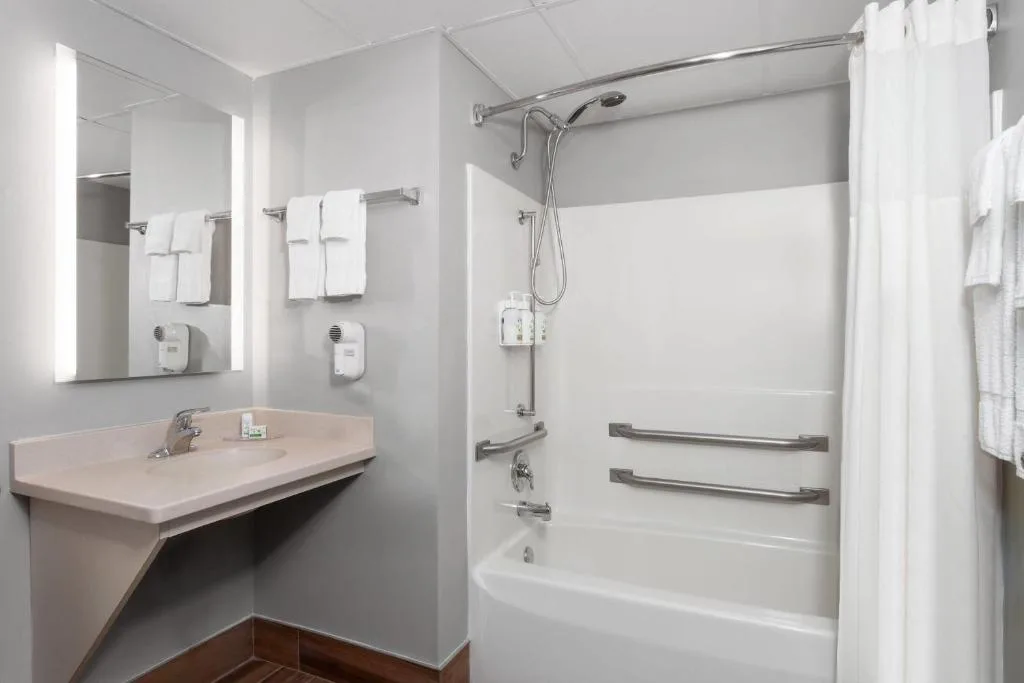 AmericInn & Suites by Wyndham Baraboo Event Center — 3