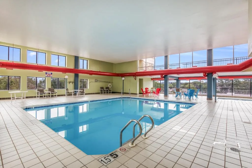 AmericInn & Suites by Wyndham Baraboo Event Center — 4