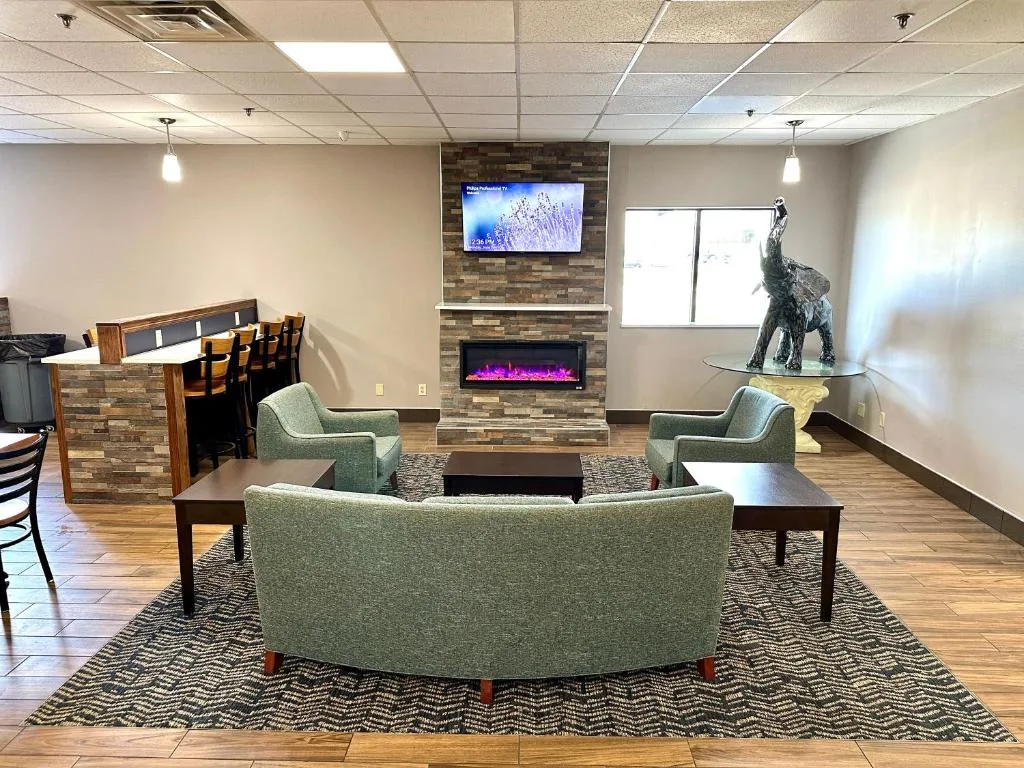 AmericInn & Suites by Wyndham Baraboo Event Center — 5