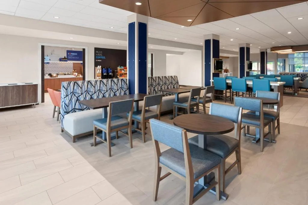 Holiday Inn Express & Suites Reedsburg - Dells Area by IHG — 4