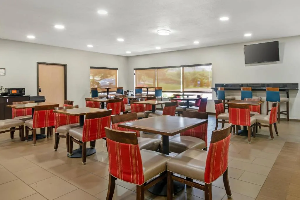 Comfort Inn & Suites Kansas City - Northeast — 4