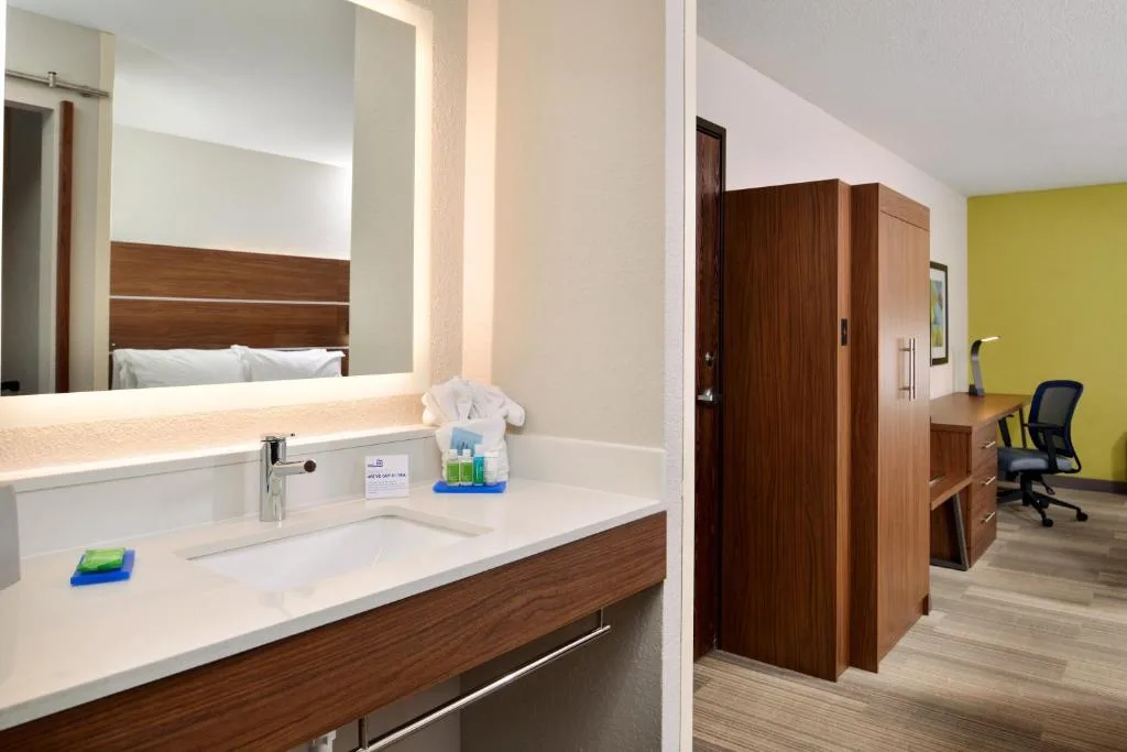 Holiday Inn Express Hotel & Suites North Kansas City by IHG — 3