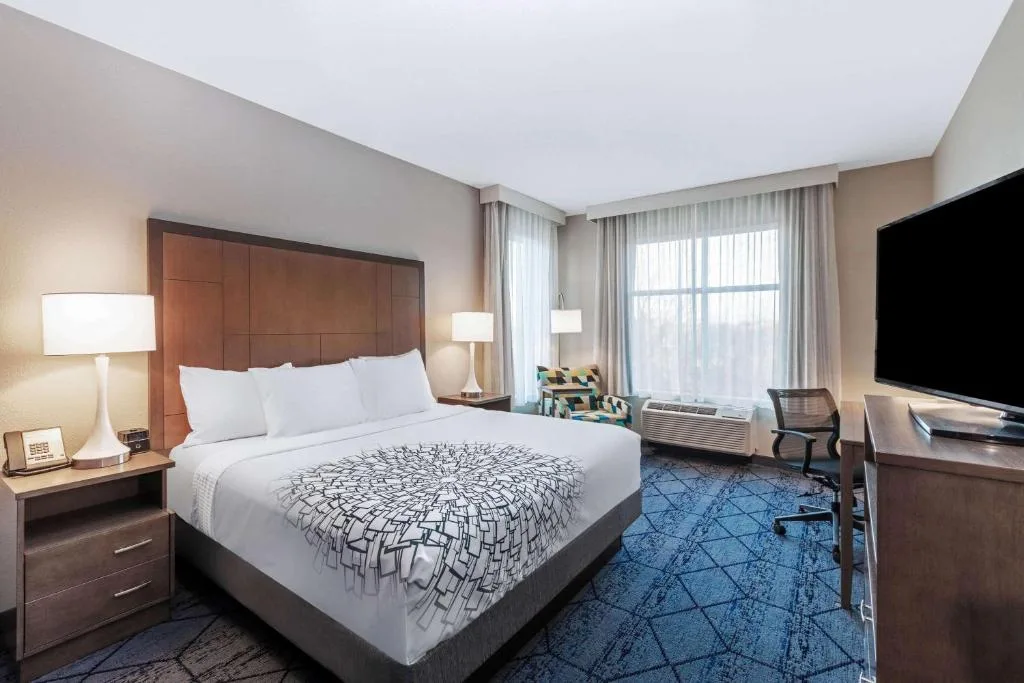 La Quinta Inn & Suites by Wyndham Kansas City Beacon Hill — 2