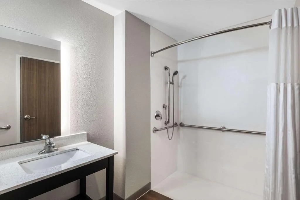 La Quinta Inn & Suites by Wyndham Kansas City Beacon Hill — 3