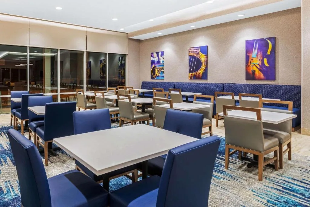 La Quinta Inn & Suites by Wyndham Kansas City Beacon Hill — 4