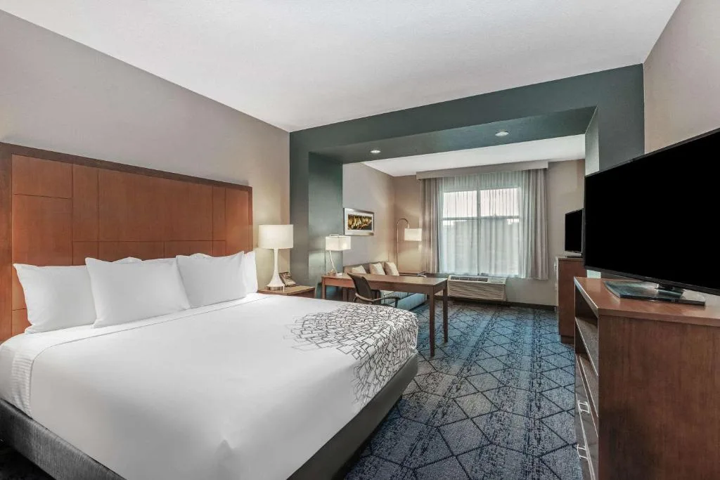 La Quinta Inn & Suites by Wyndham Kansas City Beacon Hill — 5