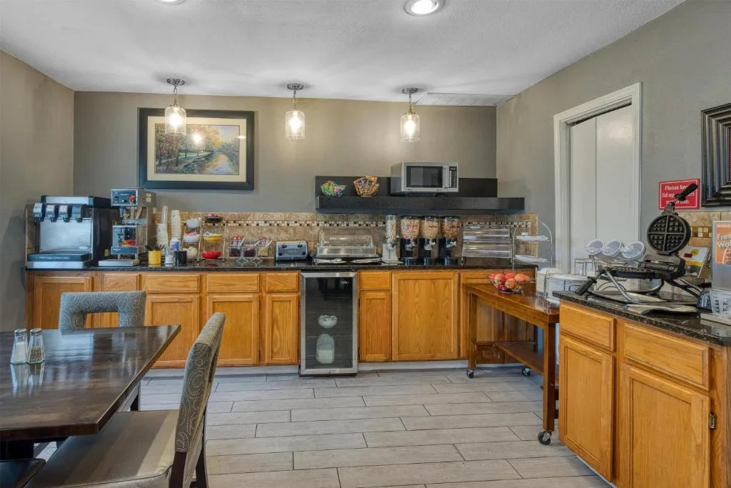 SureStay by Best Western Kansas City Country Inn North — 4